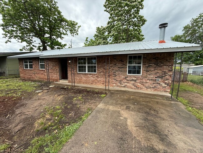 Primary Photo - 3 bed, 1 bath House.