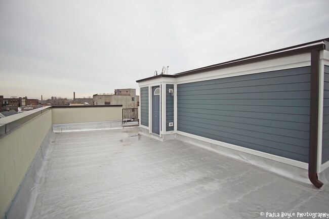 Building Photo - 1724 W Roscoe St