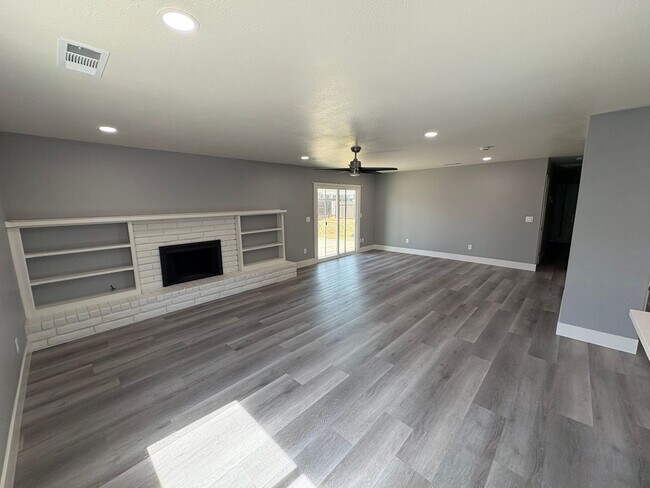 Building Photo - Solar equipped Lemoore home Available Now!