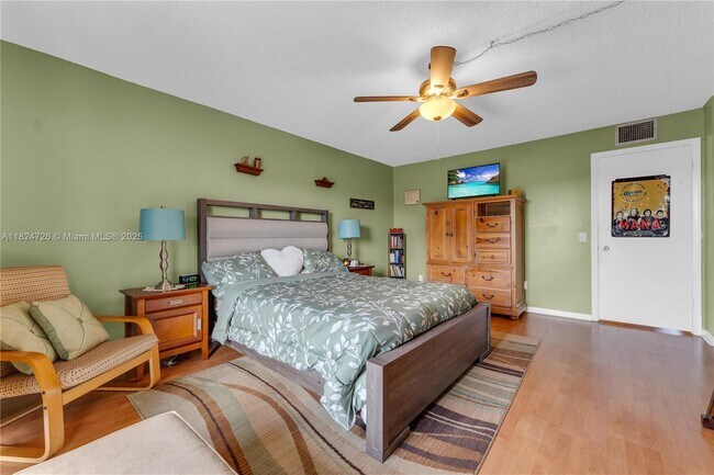 Building Photo - 6500 SW 41st Ct