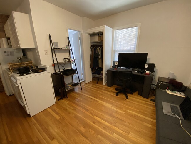 Primary Photo - 28 S Huntington Ave