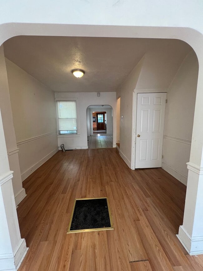Building Photo - Spacious 2 Bedroom House Coming Soon 07/01