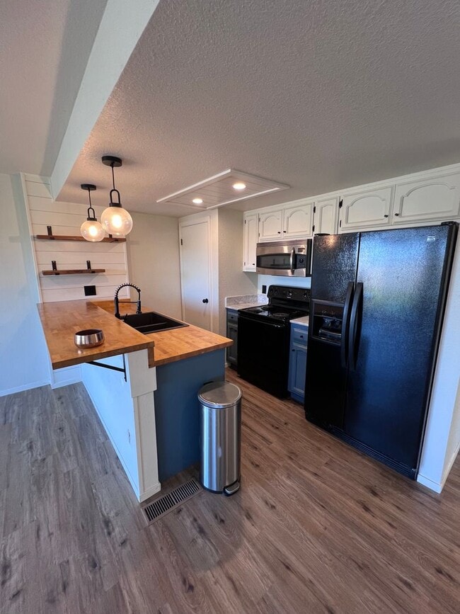 Building Photo - Charming 2-bedroom, 1.5-bathroom