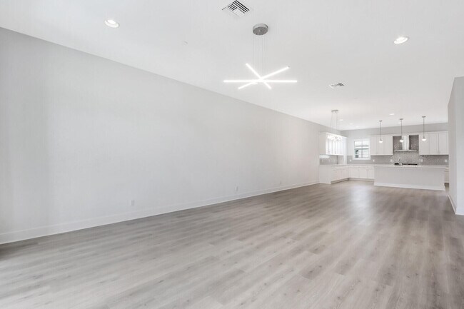 Building Photo - 12556 Gross Pointe Dr