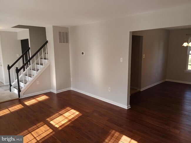 Building Photo - 345 Silver Ridge Dr