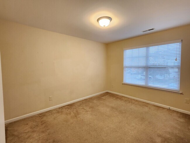 Building Photo - 3 Bedroom - Cary Townhome in Central Location!!! Close to 540 and Research Triangle Park!