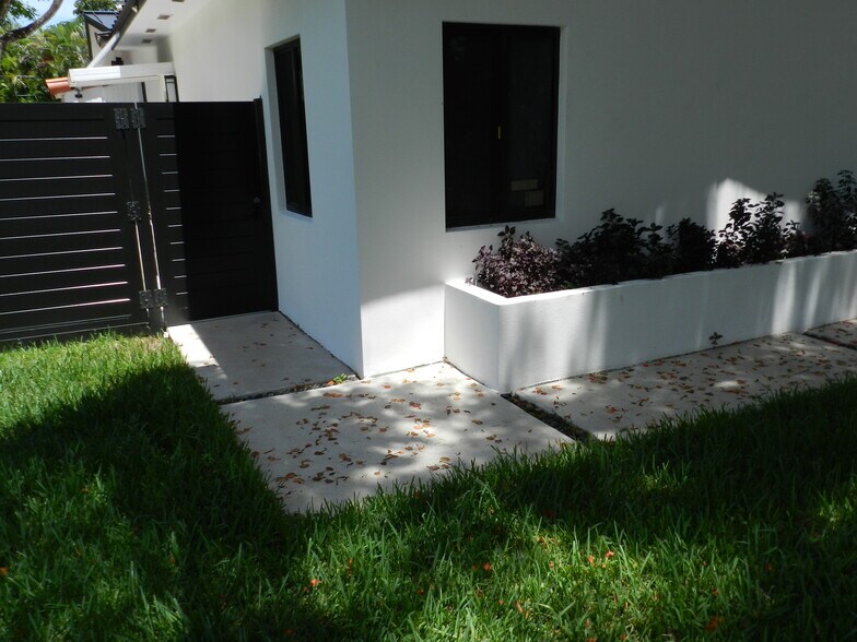 Building Photo - 9501 SW 69th Ct