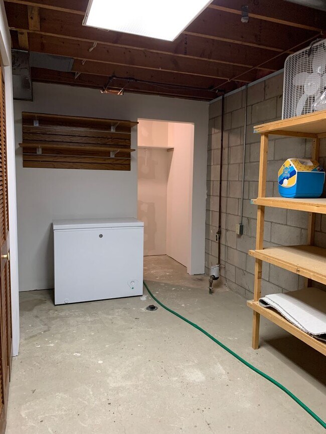 Building Photo - Executive 3 Bedroom Home