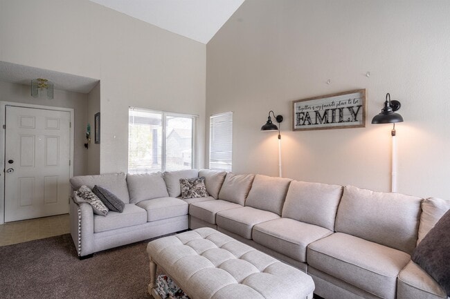 Building Photo - 857 Regent Ct