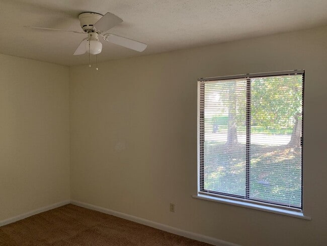 Building Photo - Tenbury Square Townhomes Off Old Forest Road