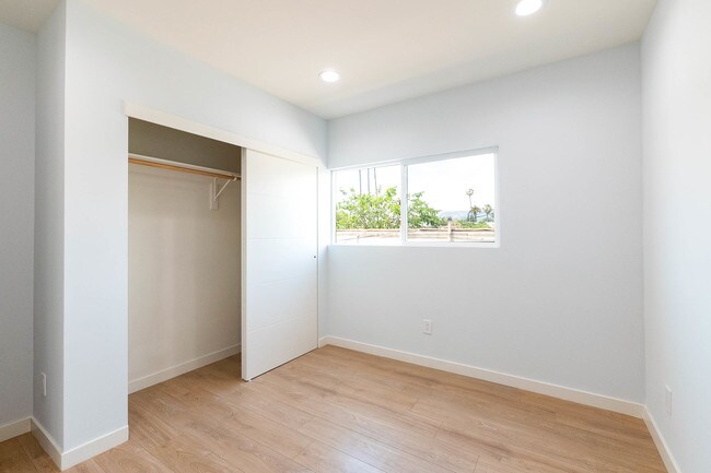 Building Photo - 756 N Ridgewood Pl