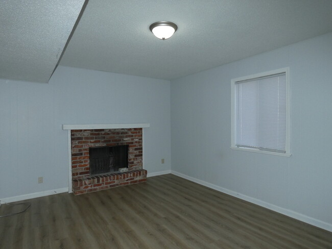 Building Photo - Updated Town Home in Gladstone, MO