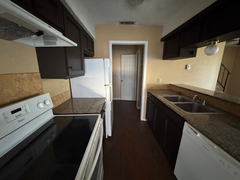 Building Photo - 1102 Covey Ln