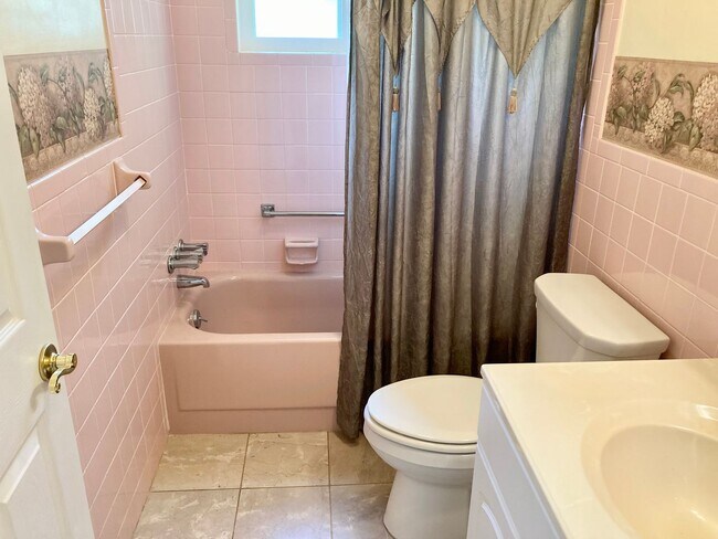 Building Photo - Clean ready to go 2/1 in Beverly Hills!