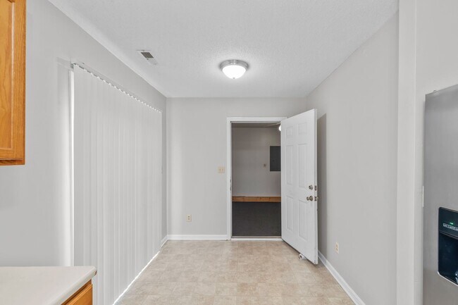 Building Photo - 3 Bedroom 2 Bathroom Home
