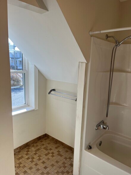 Building Photo - 15 Locust St