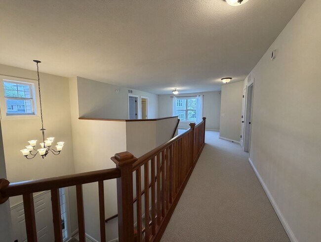 Building Photo - Beautiful 5bed 4bath Home, Nestled in a Prime Plymouth Neighborhood