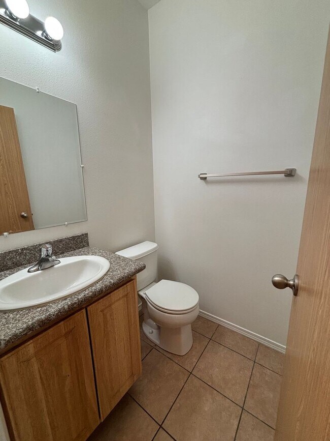 Building Photo - Pet Friendly 3 bedroom Townhouse!