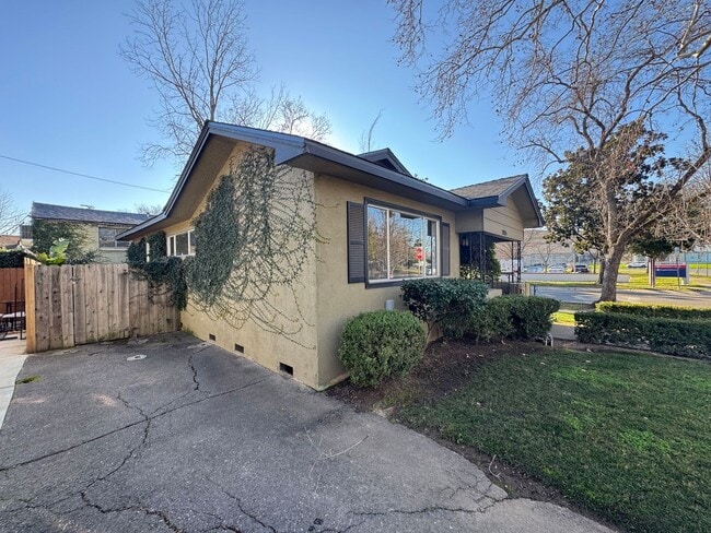 Building Photo - 3 bedroom 2 bathroom single family home | Located in Tahoe Park