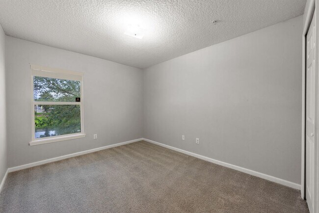 Building Photo - Lakefront Townhome