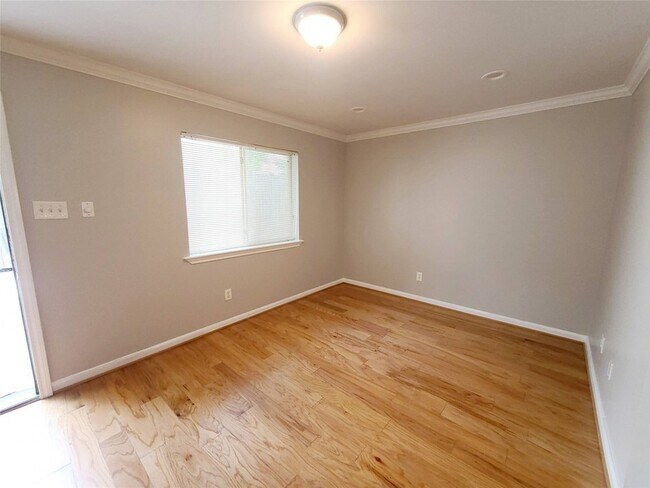 Building Photo - 4931 Junius St