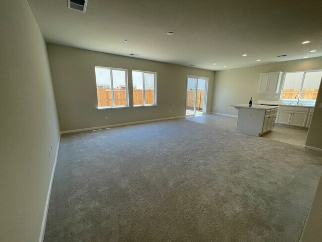 Building Photo - Newer Florsheim Home