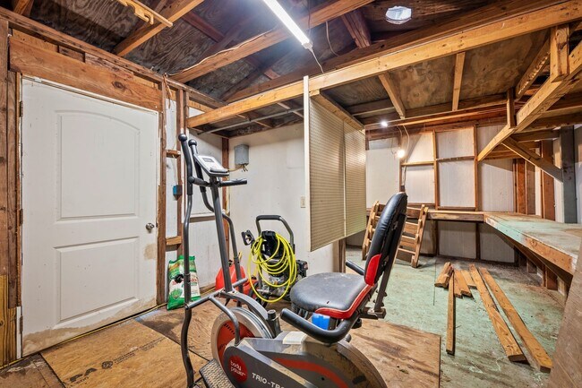 Building Photo - 909 Westgate Dr