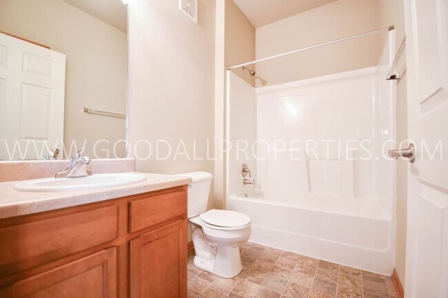 Building Photo - 2 bedrooms and 2 bathrooms in Johnston!! C...