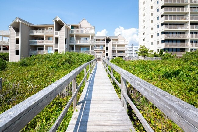 Building Photo - Salty Hammocks A6 @ 1411 S Lake Park Blvd
