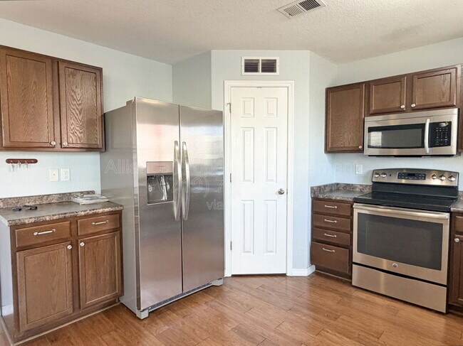 Building Photo - 3910 Reindeer Cir