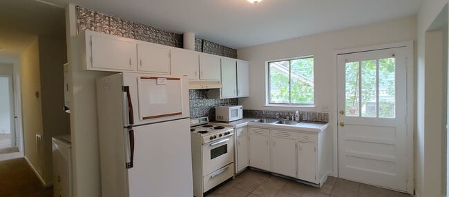 Building Photo - Duplex walking distance to UTC!