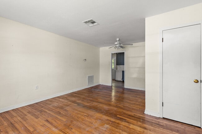 Building Photo - 3404 Leland Ave