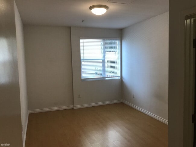 Building Photo - 1 br, 1 bath Condo - Atlas