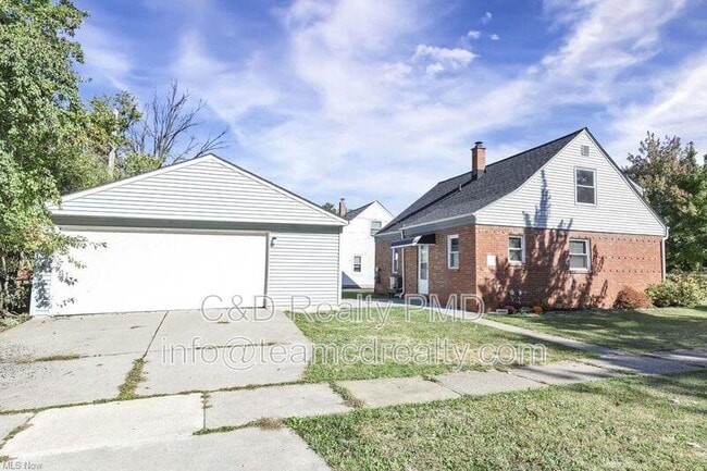 Building Photo - 640 E 261st St