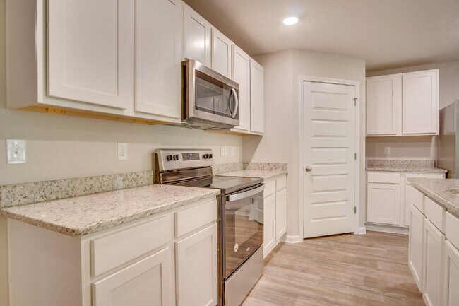 Building Photo - Lakeshore Preserve 3BR Home with Garage – Pet Friendly