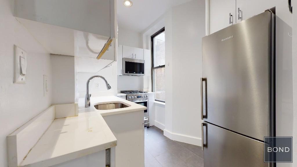 Building Photo - 166 W 72nd St