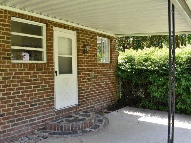 Building Photo - 3 BR, 2 BA West End Rancher