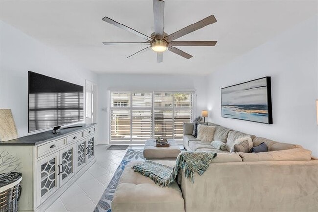 Building Photo - 1198 Hillsboro Mile