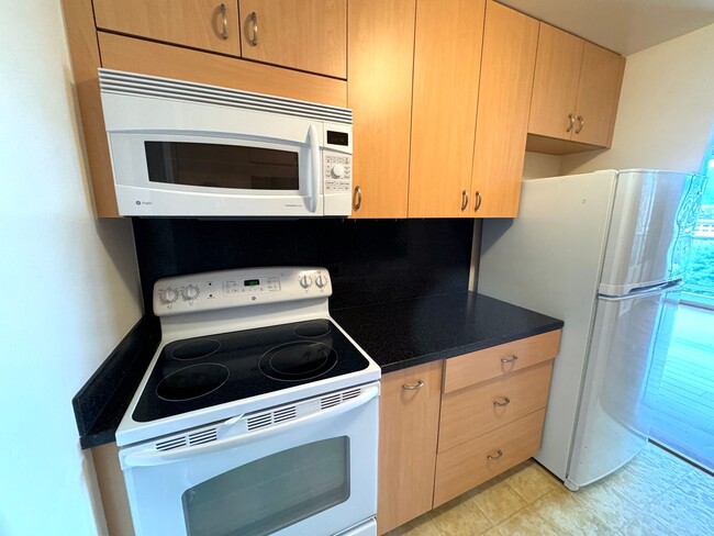 Building Photo - In the heart of Waikiki 1bed+Den, 1.5bath ...