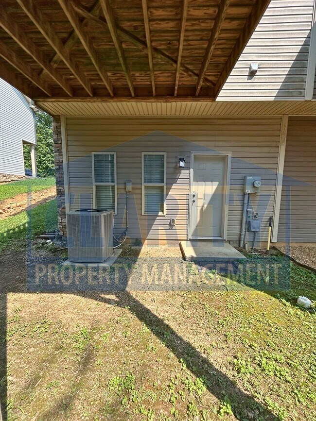 Building Photo - Modern 2-bedroom, 2.5-bath townhome