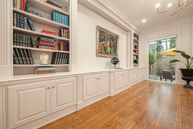 Building Photo - 983 S Post Oak Ln