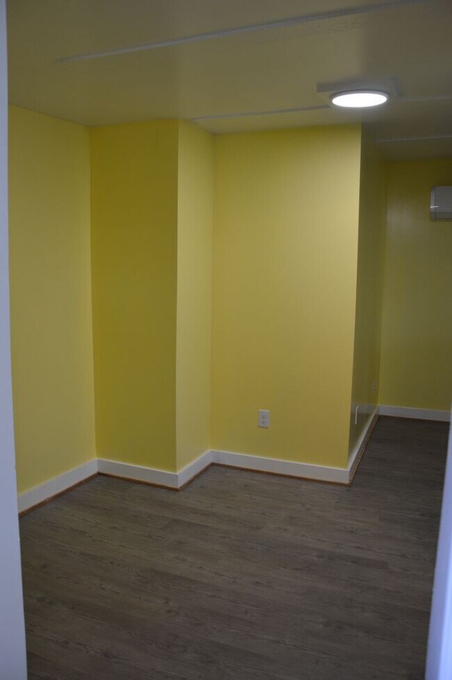 Building Photo - Newly Remodeled 1 Bedroom