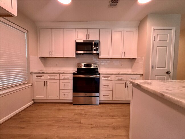 Building Photo - 13019 Skyline Dr