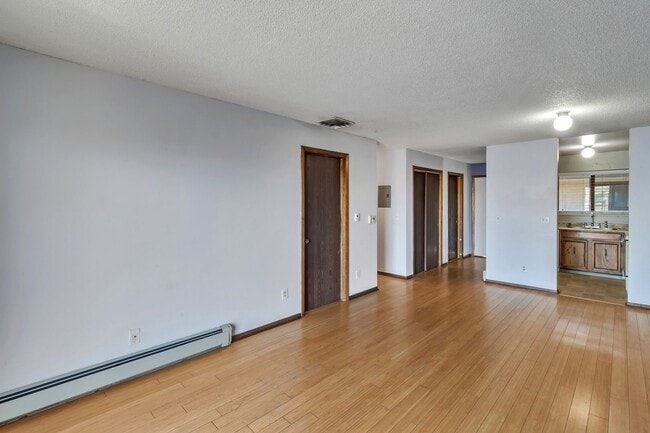 Building Photo - Bright & Spacious 1BD/1BA Top-Floor Unit with Stunning Views!