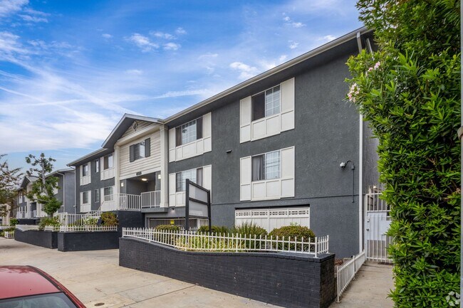 Primary Photo - 6643 Haskell Avenue