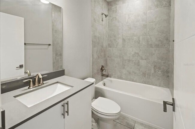 Building Photo - 5 Bedroom Single Family Home in Deltona