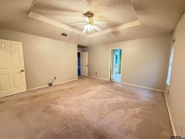 Building Photo - 2304 Deanna Ave