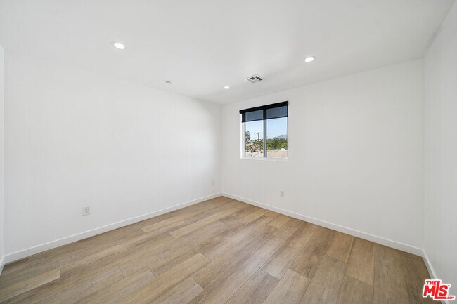 Building Photo - 837 N Harvard Blvd