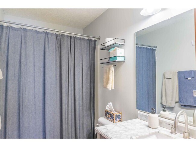 Building Photo - 916 Parkside Blvd