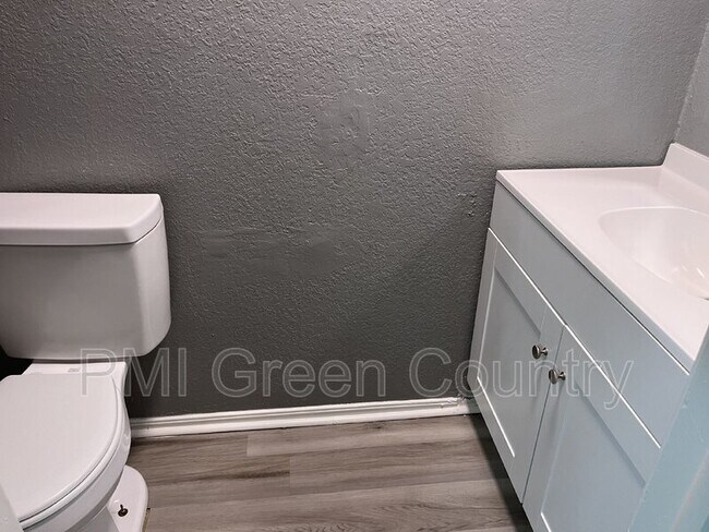 Building Photo - 404 E Redwood St